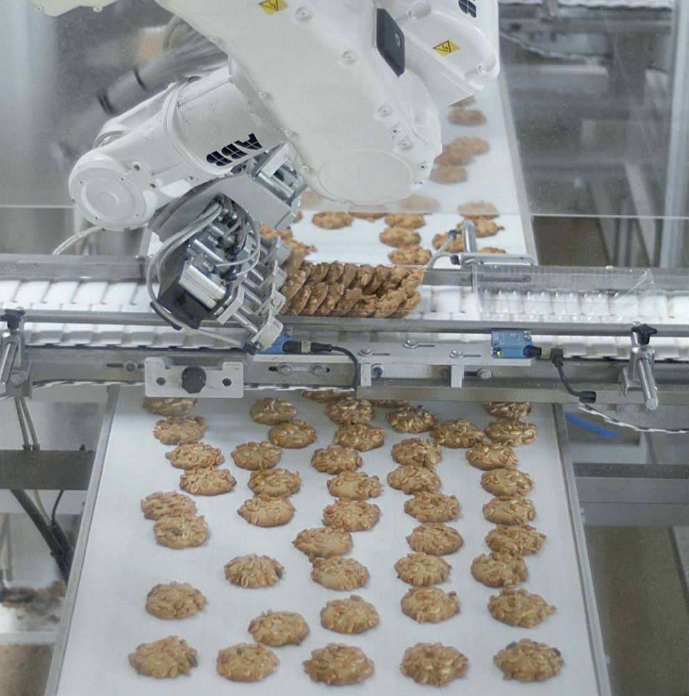 Il MOM è il connettore fra la fabbrica e il sistema gestionale aziendale: riceve dall’ERP gli ordini di produzione e li traduce in soluzioni per l’utilizzo di operatori, macchinari, isole produttive, linee che permettono di ottenere i risultati attesi